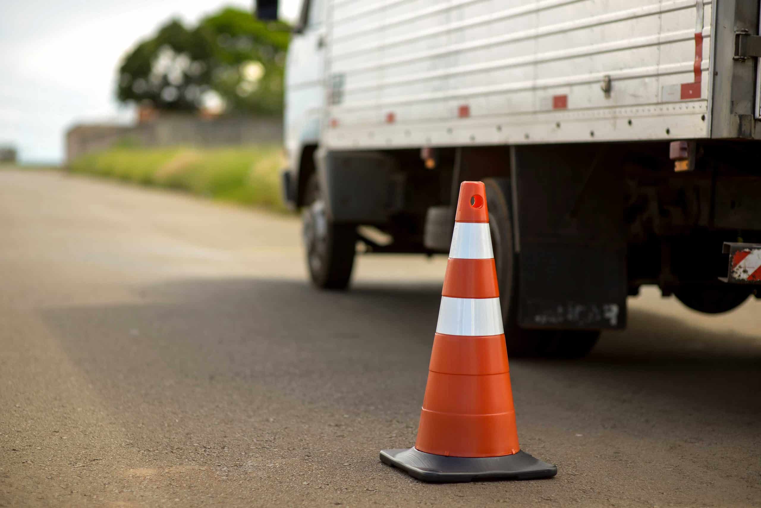 No momento, você está visualizando Cone de sinalização Preto e amarelo e Cone de sinalização laranja e branco: em que situação se usa cada um deles?