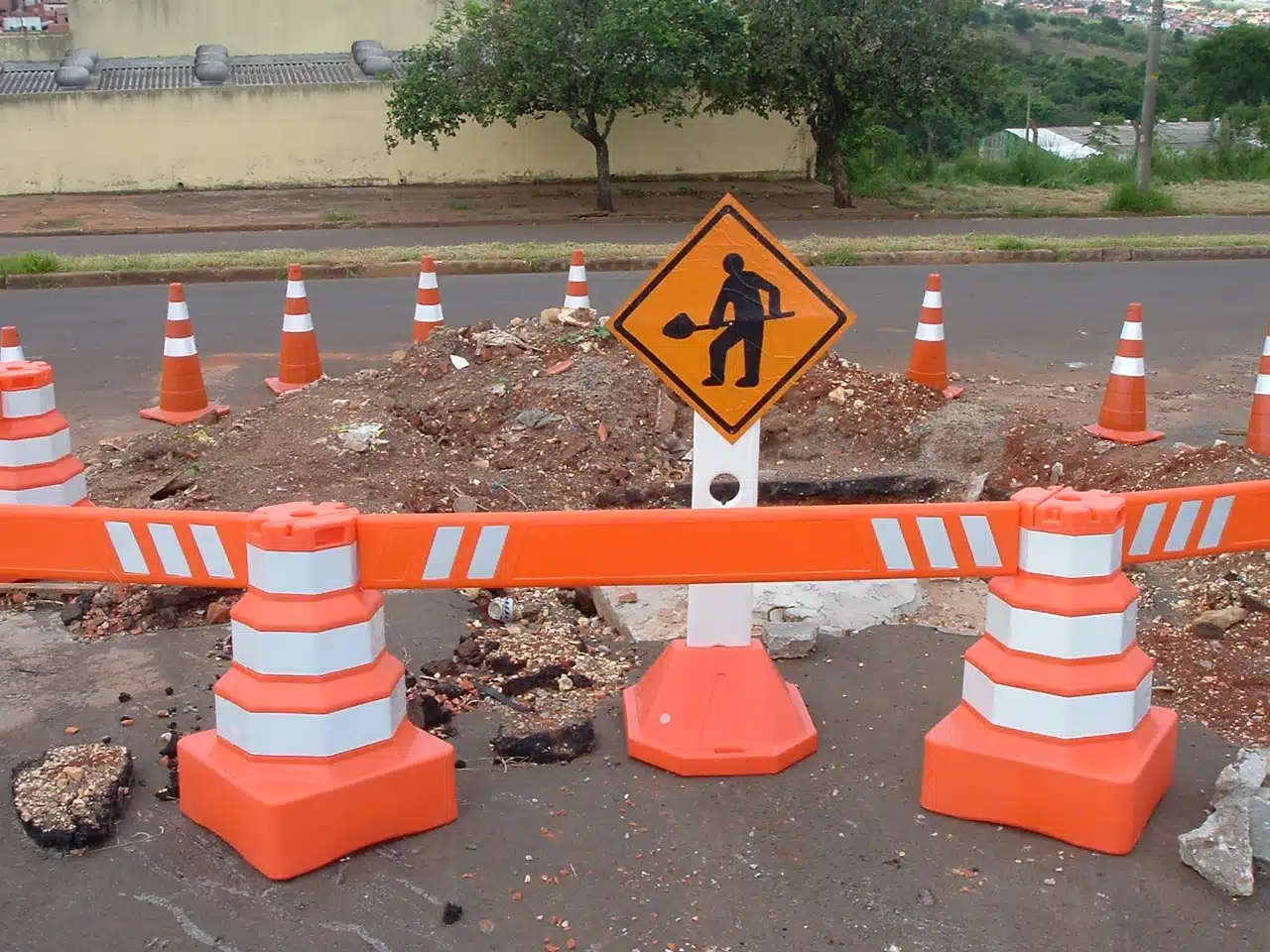 No momento, você está visualizando Normas e Regulamentos: O Guia Essencial para Sinalização Viária em Canteiros de Obras